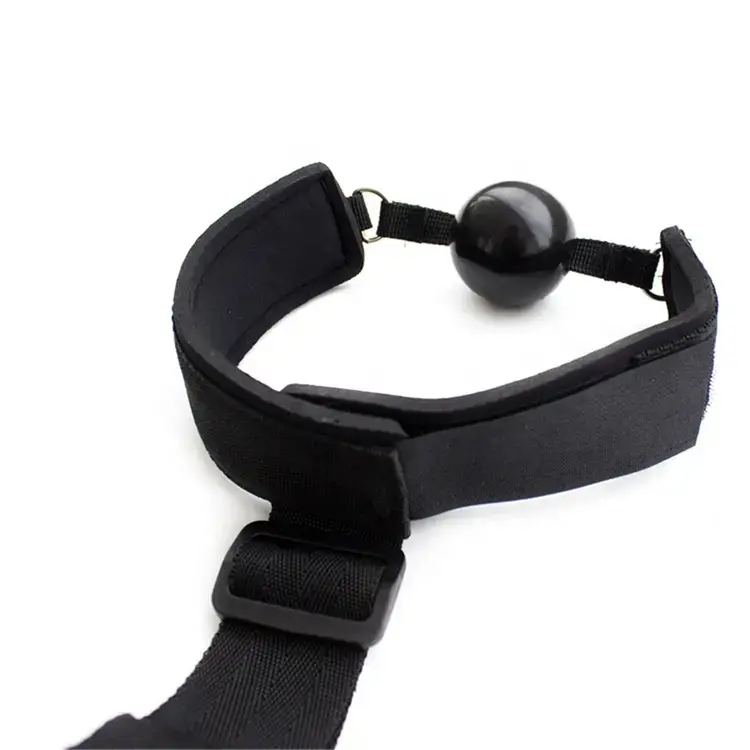 Collar con mordasa y esposas_3.webp